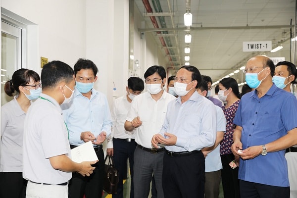 Yếu tố chính để Quảng Ninh là điểm đến hấp dẫn với nhiều nhà đầu tư, chính là sự đồng hành của chính quyền với doanh nghiệp. Luôn lắng nghe, cái cách, tạo môi trường tốt nhất. Trong ảnh là Bí thư tỉnh gặp gỡ các doanh trực tiếp xuống doanh nghiệp để lắng nghe tháo gỡ khó khăn.