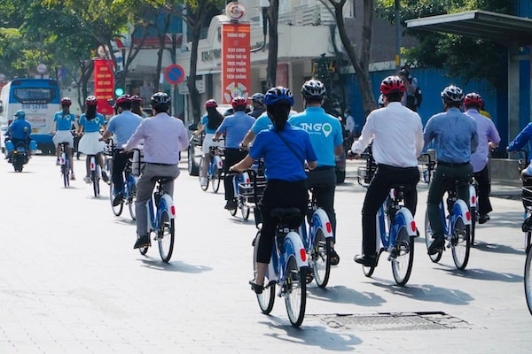 Ông Bùi Hòa An - Phó giám đốc Sở GTVT TP HCM thông tin thêm: Đơn vị này đang nghiên cứu tổ chức các làn đường ưu tiên, làn đường giành riêng cho xe đạp để tạo điều kiện hạ tầng thuận lợi nhất cho dịch vụ giao thông xanh, sạch, văn minh này