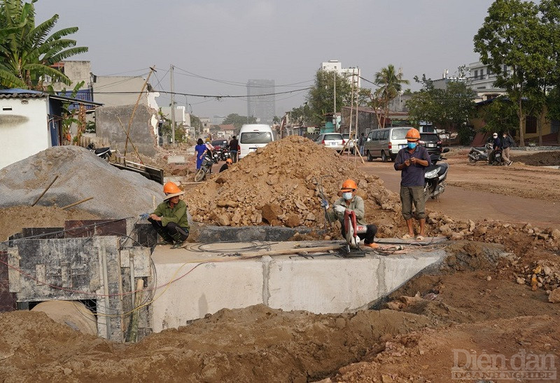 Công nhân thi công dự án tuyến đường Đông Khê 2 (Ảnh: Đàm Thanh)