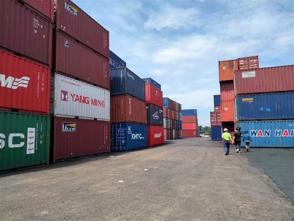  Vấn đề thiếu container rỗng đã được giải quyết, nhưng giá cước vận chuyển vẫn còn là gánh nặng với các doanh nghiệp Việt Nam. Ảnh: Trọng Nghĩa