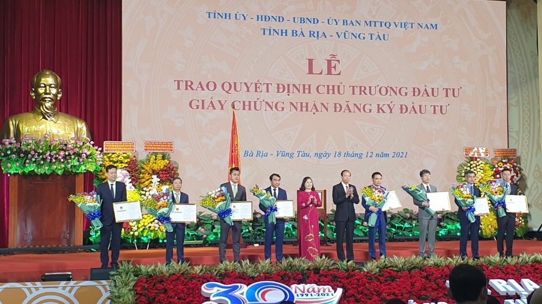 Bà Nguyễn Thị Yến, Phó Bí thư Thường trực Tỉnh ủy, Trưởng Đoàn ĐBQH tỉnh; ông Nguyễn Văn Thọ, Chủ tịch UBND tỉnh trao Giấy chứng nhận đăng ký đầu tư cho đại diện các dự án tại Lễ Kỷ niệm