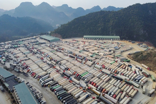 Hàng ngàn xe container chở hàng hóa ùn ứ tại các cửa khẩu ở Lạng Sơn. (Ảnh: NLĐ)