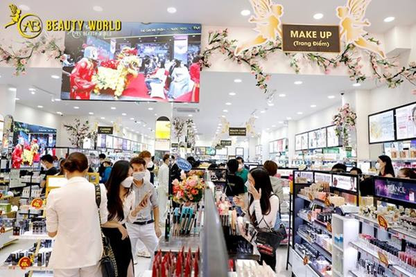 Khách hàng đến mua sắm tại siêu thị AB Beauty World 