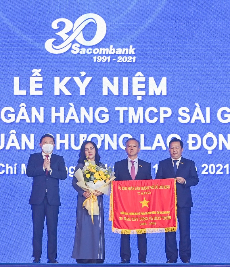 Ông Đào Minh Tú - Phó Thống đốc thường trực Ngân hàng Nhà nước Việt Nam trao Cờ thi đua cho Sacombank vì đã có thành tích xuất sắc, dẫn đầu phong trào thi đua ngành Ngân hàng năm 2020.