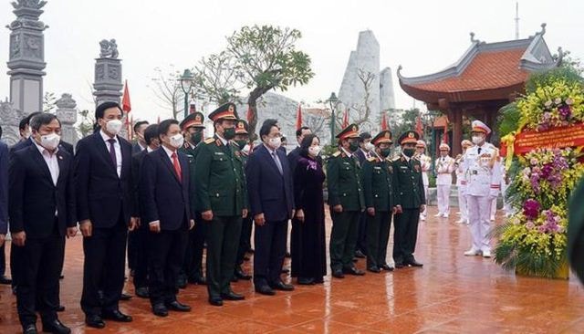 Thủ tướng Phạm Minh Chính cùng đoàn đại biểu đến dâng hương tại Đền thờ Bác Hồ và các Anh hùng liệt sĩ tỉnh Quảng Bình