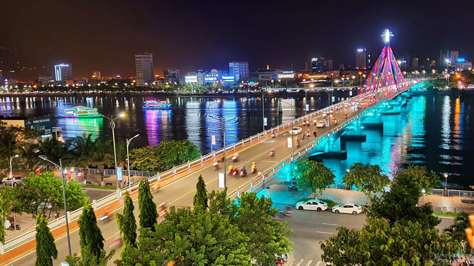 Thương xá chợ Hàn - Han Sizang Square tọa lạc ngay bên dòng sông Hàn.