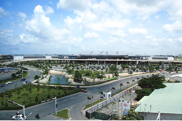 sân bay Tân Sơn Nhất, tuy lớn, nhưng chưa được quan tâm và khai thác đúng mực. Do đó, giải tỏa áp lực giao thông, phát triển các quỹ đất hai bên đường để hoạt động thương mại theo mô hình đô thị sân bay