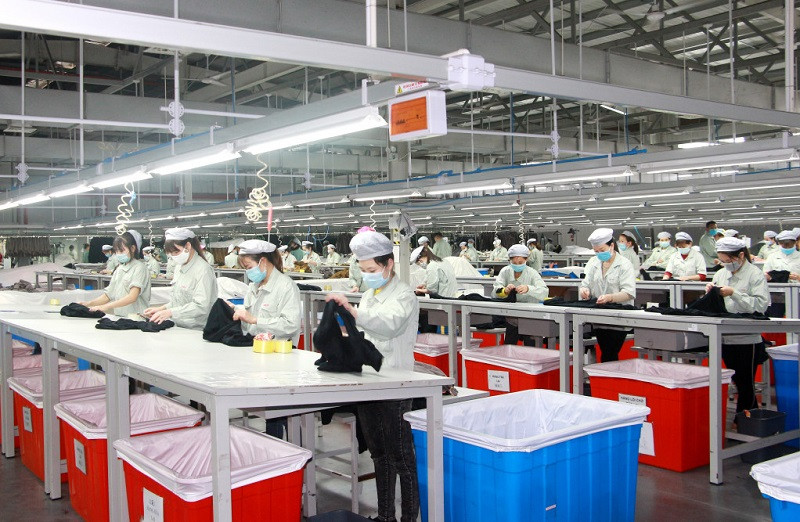 Công nhân Nhà máy S-Việt Nam của Tập đoàn Foxconn tại KCN Đông Mai (TX Quảng Yên) lắp ráp màn hình tinh thể lỏng công nghệ cao - Ảnh Báo Quảng Ninh