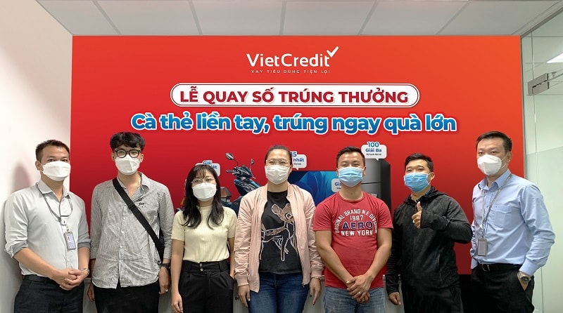 Đại diện khách hàng tham gia buổi lễ quay số trúng thưởng đợt 1