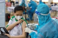 Trẻ sau tiêm vaccine phòng COVID-19 cần được theo dõi như thế nào?