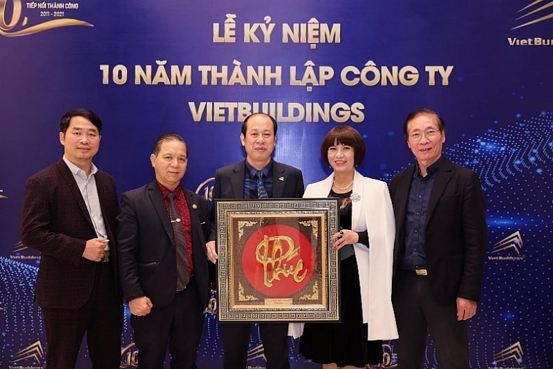 CLB bất động sản Hà Nội trao tặng trang chữ kỷ niệm đến ông Nguyễn Minh Tuấn - Chủ tịch VietBuildings.