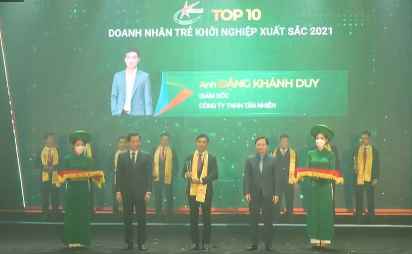 vinh danh Top 10 Doanh nhân trẻ Khởi nghiệp xuất sắc nhất năm 2021, phần nào khẳng định sự đúng đắn của doanh nhân Khánh Duy v