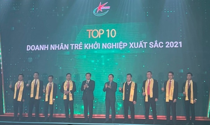 Bí thư Trung ương Đảng, Phó Thủ tướng Chính phủ Lê Minh Khái và Ủy viên BCH Trung ương Đảng, Bí thư Thứ nhất Trung ương Đoàn Nguyễn Anh Tuấn chụp ảnh lưu niệm cùng Top 10 Doanh nhân trẻ Khởi nghiệp xuất sắc nhất năm 2021.