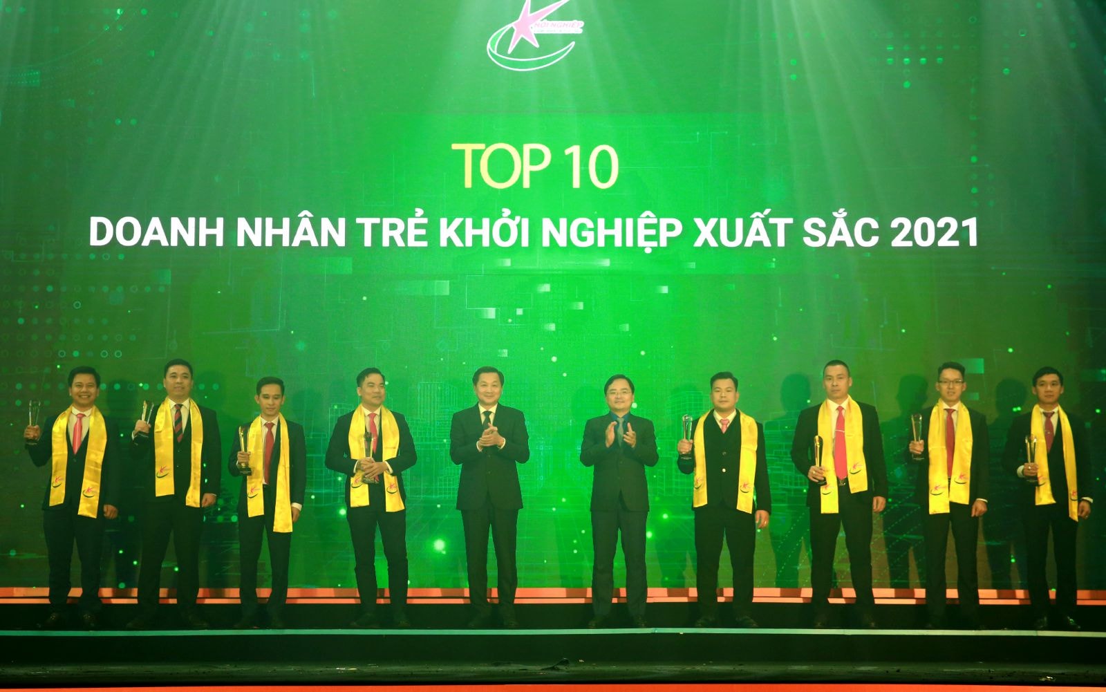 Phó Thủ tướng Lê Minh Khái và Bí thư Thứ nhất Trung ương Đoàn Nguyễn Anh Tuấn trao danh hiệu TOP 10 “Doanh nhân trẻ khởi nghiệp xuất sắc 2021