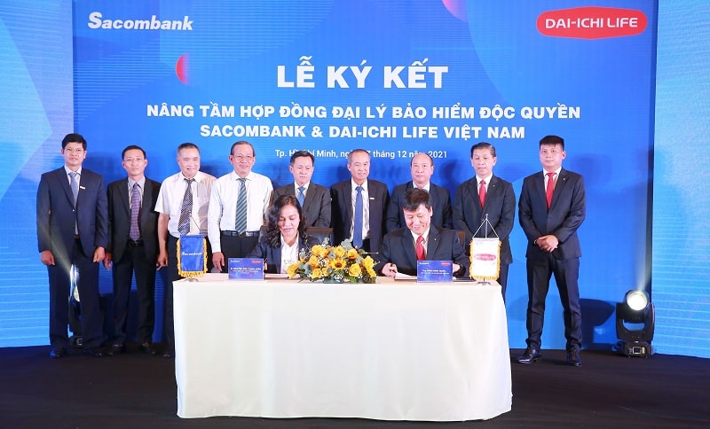  Bà Nguyễn Đức Thạch Diễm, thành viên HĐQT kiêm Tổng giám đốc Sacombank và ông Trần Đình Quân, Chủ tịch kiêm Tổng giám đốc Dai-ichi Life Việt Nam thực hiện nghi lễ ký kết với sự chứng kiến của (từ trái sang): ông Phạm Văn Phong – Phó Chủ tịch thường trực HĐQT Sacombank, ông Trần Minh Triết - Trưởng Ban kiểm soát Sacombank, ông Nguyễn Đức Lệnh - Phó Bí thư Đảng ủy Khối Ngân hàng kiêm Trưởng phòng Tổng hợp NHNN Việt Nam chi nhánh TP.HCM, ông Nguyễn Hoàng Minh – nguyên Phó Giám đốc NHNN Việt Nam chi nhánh TP.HCM, ông Trần Đình Cường – Phó Giám đốc phụ trách NHNN Việt Nam chi nhánh TP.HCM, ông Dương Công Minh – Chủ tịch HĐQT Sacombank, ông Nguyễn Quang Huyền – Phó Cục trưởng Cục Quản lý & Giám sát bảo hiểm Bộ Tài chính, ông Đào Quốc Trung – Phó Tổng giám đốc kênh Phân phối mở rộng Dai-ichi Life Việt Nam và ông Đặng Hồng Hải – Phó Tổng giám đốc Tài chính kiêm chuyên viên định phí được chỉ định Dai-ichi Life Việt Nam.p/