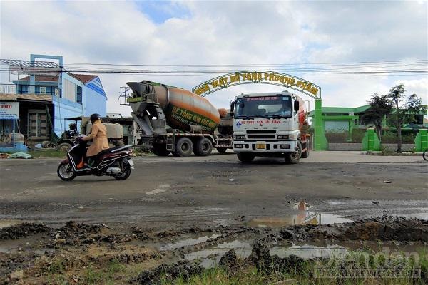 Chỉ mới được chấp thuận phương án thi công, doanh nghiệp đã rầm rộ hoạt động không hoàn thiện thủ tục xin phép đấu nối với đường ĐT 61.