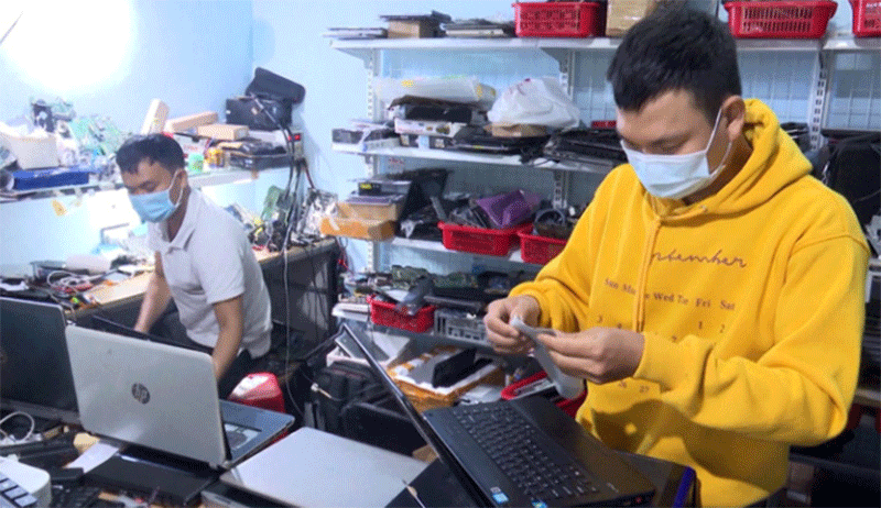 Anh Nguyễn Phước Kỳ (bên phải; ngụ xã Tam Ngọc, TP Tam Kỳ, tỉnh Quảng Nam) đã được giải quyết việc làm tại địa phương sau khi trở về từ TP HCM