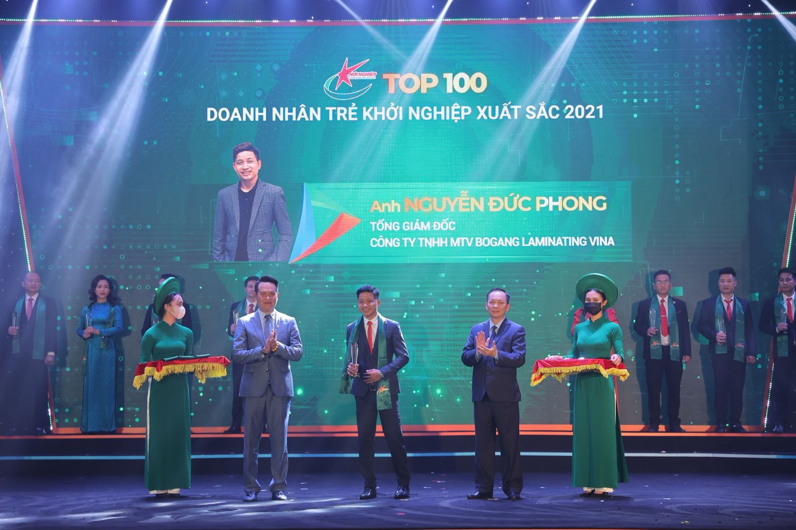 Nguyễn Đức Phong nhận danh hiệu Doanh nhân trẻ khởi nghiệp xuất sắc 2021