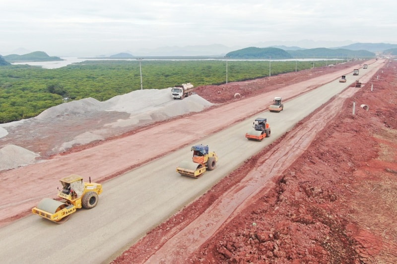 Công trường thi công cao tốc Vân Đồn - Móng Cái đoạn qua huyện Vân Đồn (Ảnh: Báo Quảng Ninh)