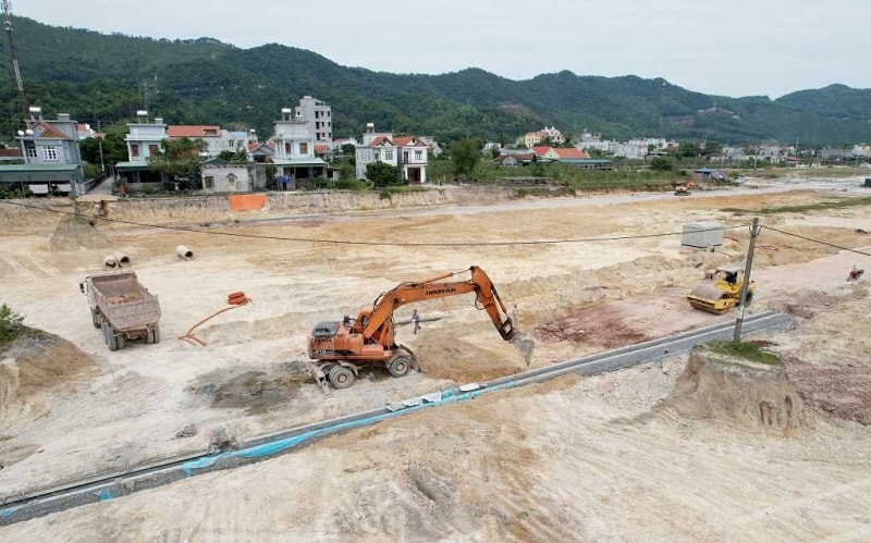 Đơn vị nhà thầu đang tích cực thi công hạ tầng kỹ thuật khu tái định cư xã Hạ Long