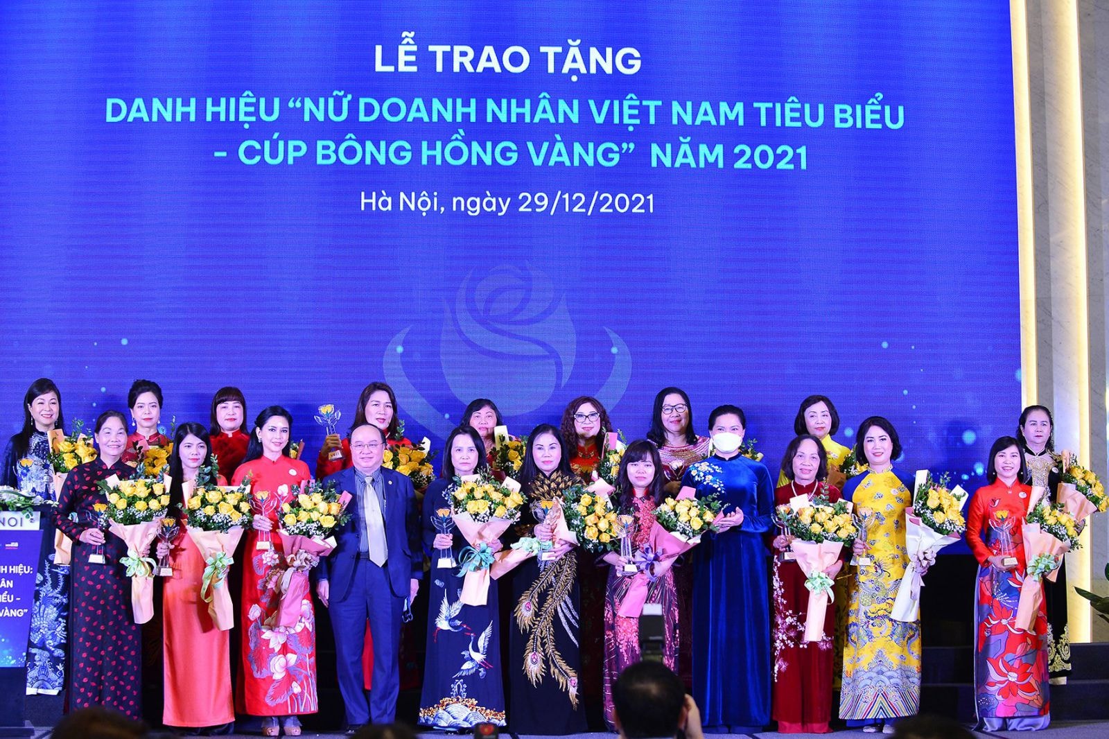 Vinh danh 60 Nữ doanh nhân Việt Nam tiêu biểu – cúp Bông hồng vàng năm 2021