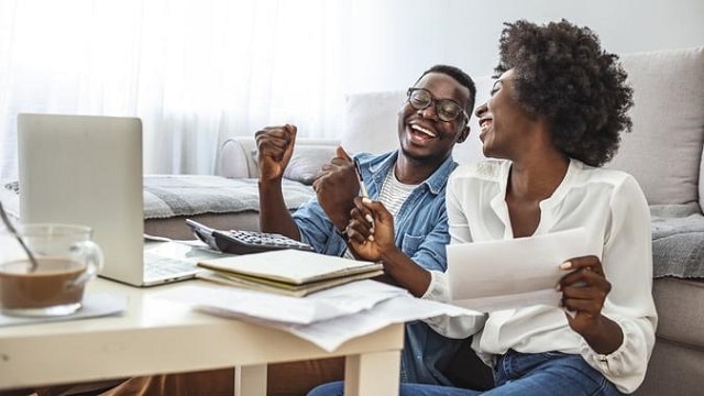 Mọi người đều hiểu rằng việc làm giàu cần rất nhiều thời gian và công sức. Ảnh: iStock