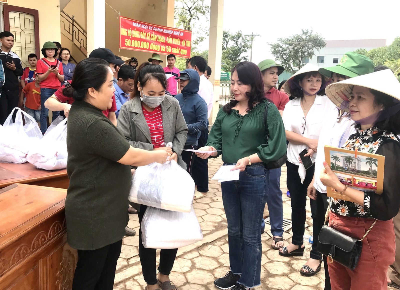 Hội viên VCCI tại Nghệ An tham gia giúp đồng bào bị ảnh hưởng do bão lụt