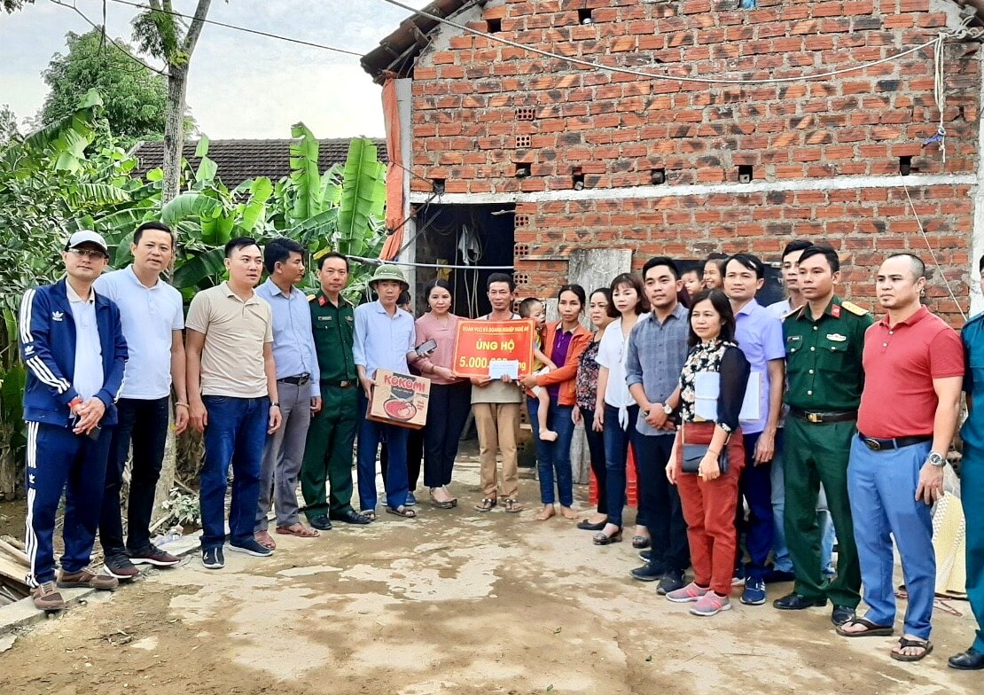 Đoàn công tác VCCI và các Doanh nghiệp Nghệ An tặng quà cho hộ gia đình