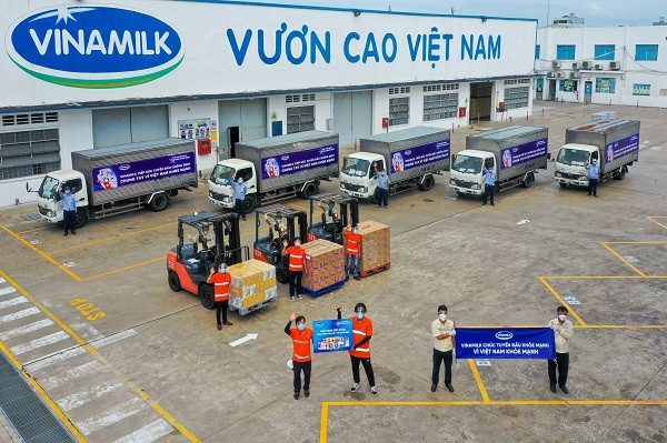 Cùng công ty, nhân viên Vinamilk tích cực tham gia các hoạt động hỗ trợ tuyến đầu và cộng đồng chống lại dịch bệnh Covid.