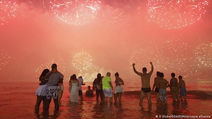 Rio de Janeiro sẽ tiếp tục với màn trình diễn pháo hoa nổi tiếng thế giới trên bãi biển Copacabana.