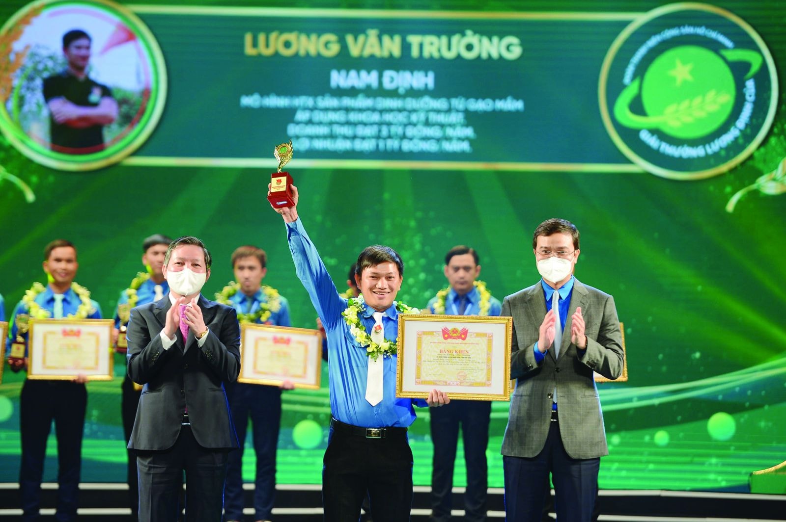  Bạn Lương Văn Trường - Nhóm dự án Hạt giống nảy mầm vinh dự được nhận Bằng khen và đạt giải Nhất của Trung ương Đoàn 