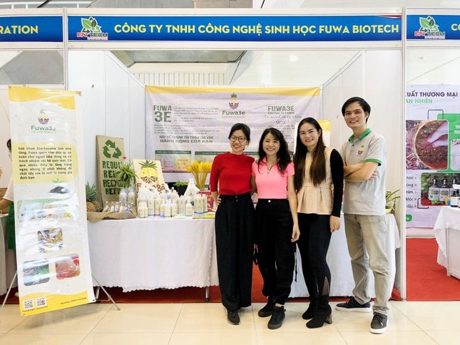 Anh Đỗ Xuân Tiến (bên phải) tại gian hàng giới thiệu sản phẩm của Fuwa ở Hội nghị Xúc tiến thương mại cho các sản phẩm thân thiện với môi trường tổ chức tại Đà Nẵng