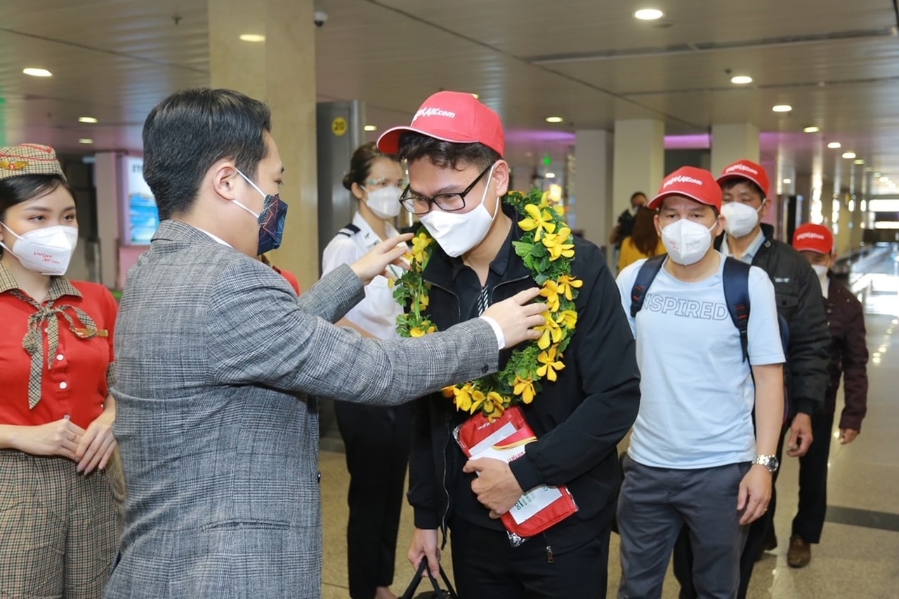Lãnh đạo Sở Du lịch TP.HCM tặng hoa cho những khách hàng đầu tiên