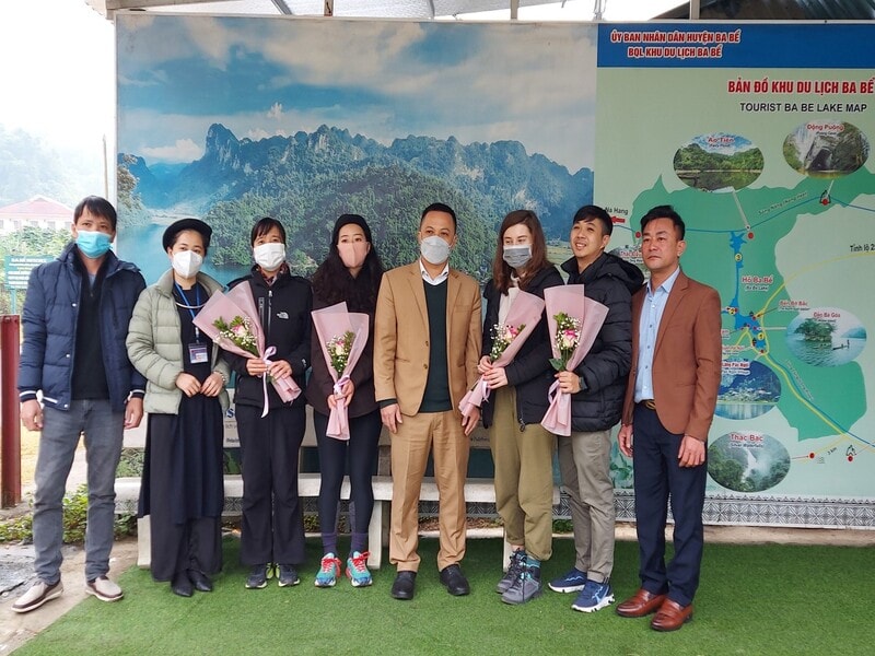 vị khách đến từ Nga, Nhật… Các vị khách tham gia tour du lịch do Công ty TNHH Phiêu lưu cùng Mr.Linh đón.
