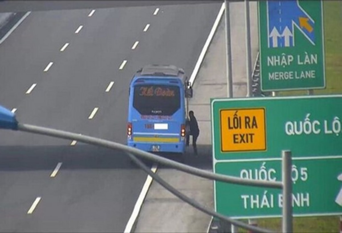 Phạt nặng người điều khiển xe ô tô đón trả khách trên đường cao tốc
