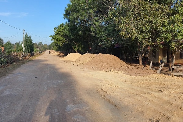 2.Đất được khai thác không phép phục vụ cho việc nâng nền chống ngập cho người dân làng Khôi, H'nap.