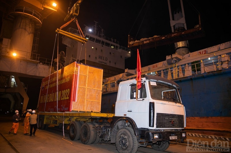 Tiếp tục vượt bão COVID-19, Đúng 0h ngày 1/1/2022, những mã hàng đầu tiên trong năm 2022 đã cập bến Cảng Hải Phòng