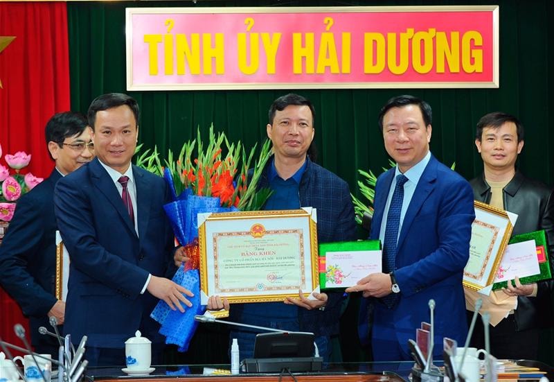 trao bằng khen và quà cho doanh nghiệp tiêu biểu có đóng góp lớn vào ngân sách tỉnh năm 2021