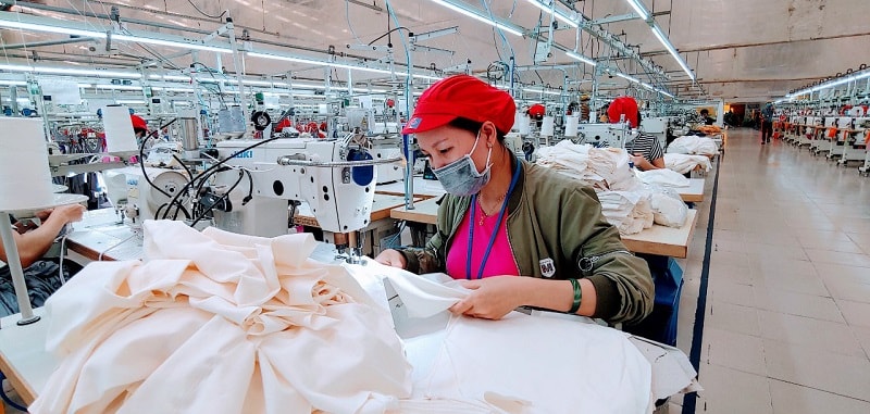 Công nhân làm việc tại Công ty TNHH May Tinh Lợi, tỉnh Hải Dương