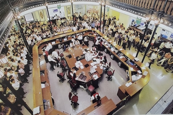 những bất thường về thị trường chứng khoán ngay khi mở cửa ở những năm 2000, các nhà đầu tư đối diện với con sóng lớn đầu tiên vì nhiều người nhìn chứng khoán như một 
