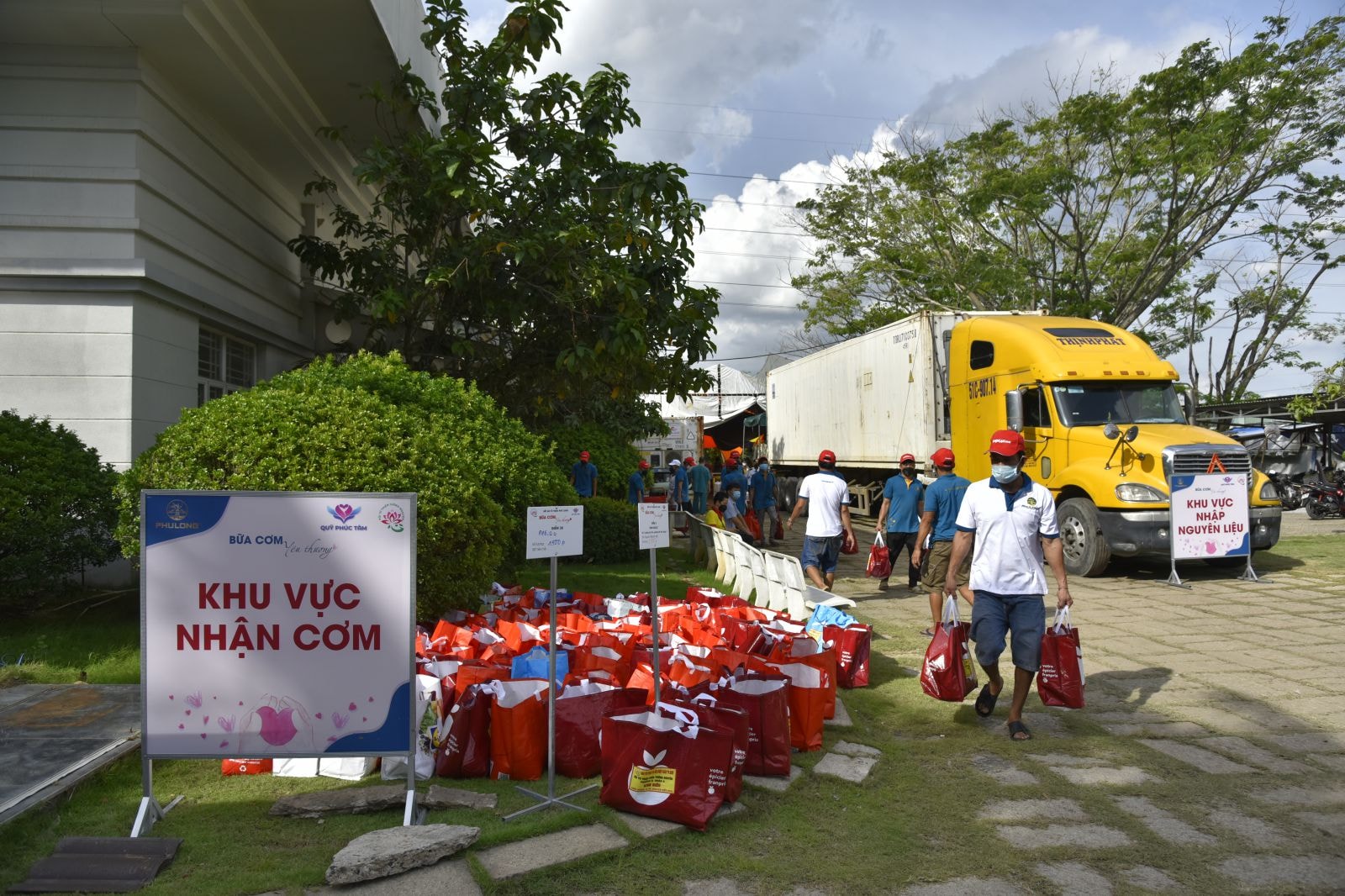 Bên cạnh đó, công ty cũng thực hiện chương trình Bữa Cơm Yêu Thương với hàng chục ngàn suất cơm được gửi tới người dân TP.HCM