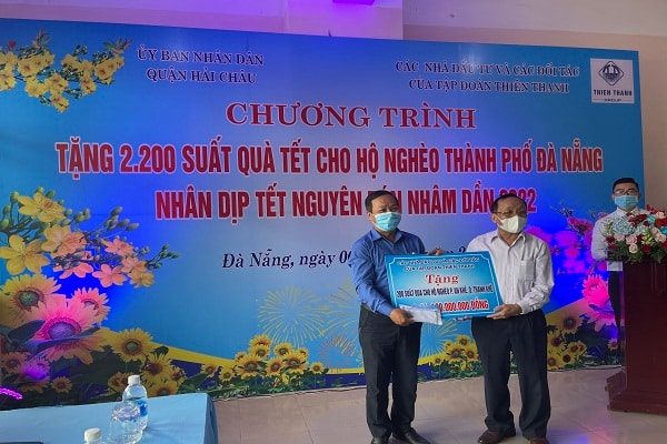 Ông Nguyễn Trung Thu, đại diện các nhà tài trợ Tập đoàn Thiên Thanh trao 100 triệu đồng cho UBND P.An Khê (Q.Thanh Khê, TP.Đà Nẵng) để trao 200 phần quà cho bà con địa phương