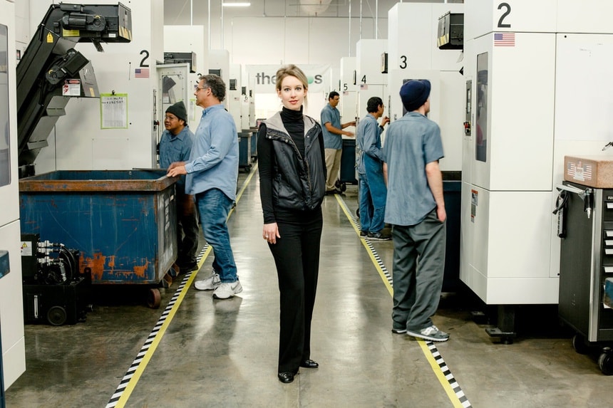 Elizabeth Holmes thần tượng Steve Jobs và thường bắt chước cách ăn mặc của ông. Ảnh: New York Times.