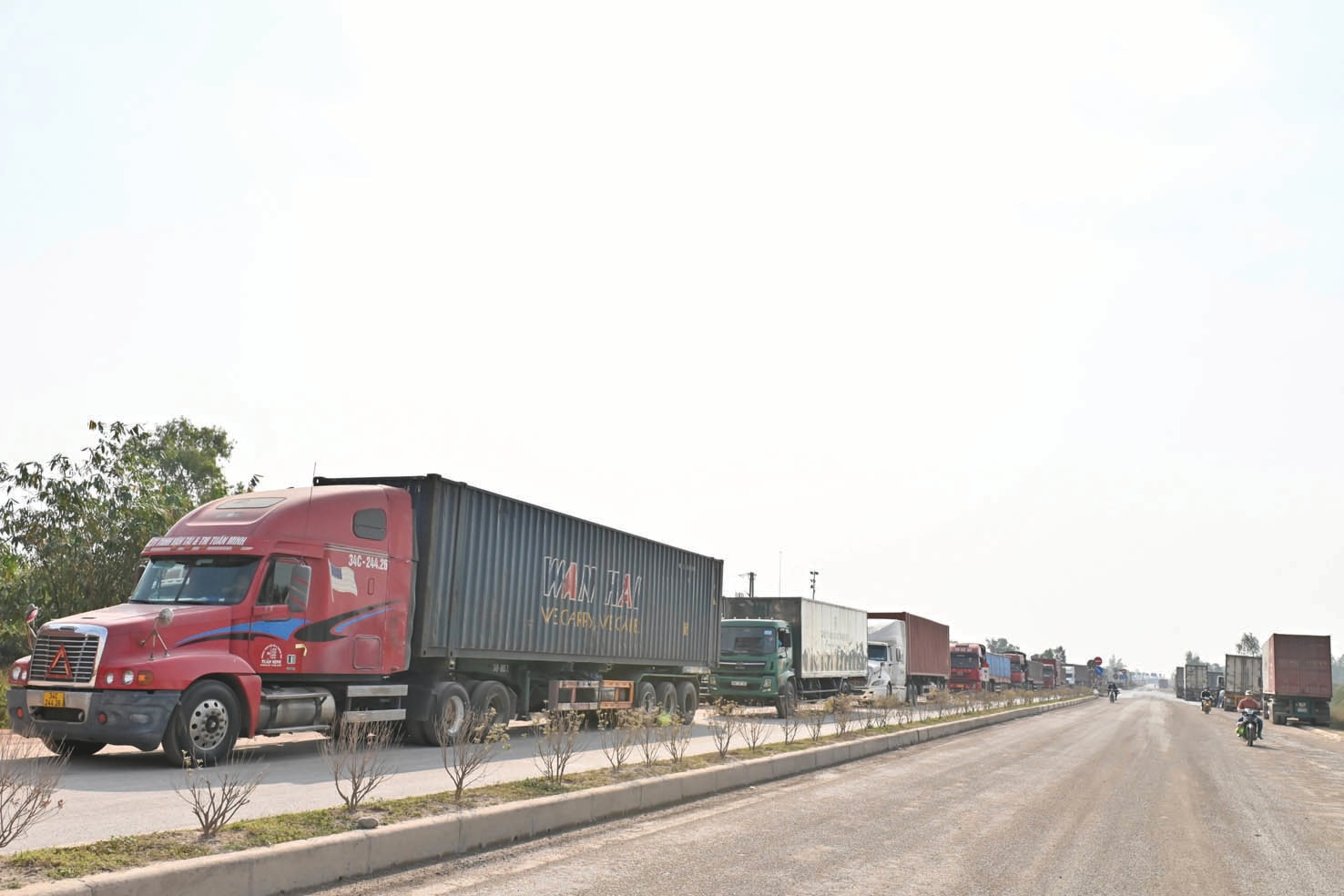  Hàng nghìn xe container ùn tắc ở cửa khẩu Móng Cái.