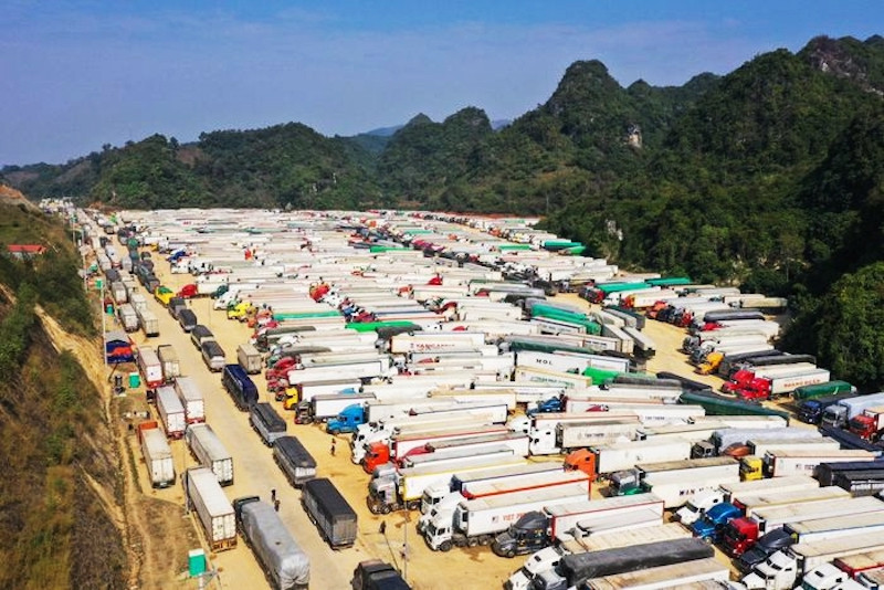 Thực tế ùn tắc hàng ngàn container hàng hoá mà 90% là nông sản tại các cưa 