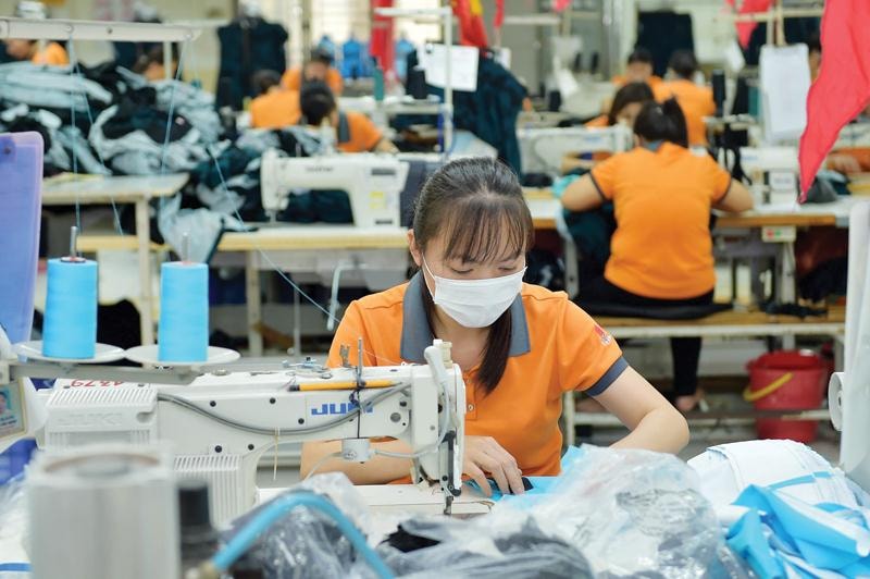 Trong năm 2022, sẽ giảm 2% thuế VAT với các mặt hàng chịu thuế suất 10% ngoại trừ ngành như viễn thông, tài chính, ngân hàng, bảo hiểm, bất động sản, sản xuất kim loại, khoáng sản và hóa chất (ảnh minh hoạ)