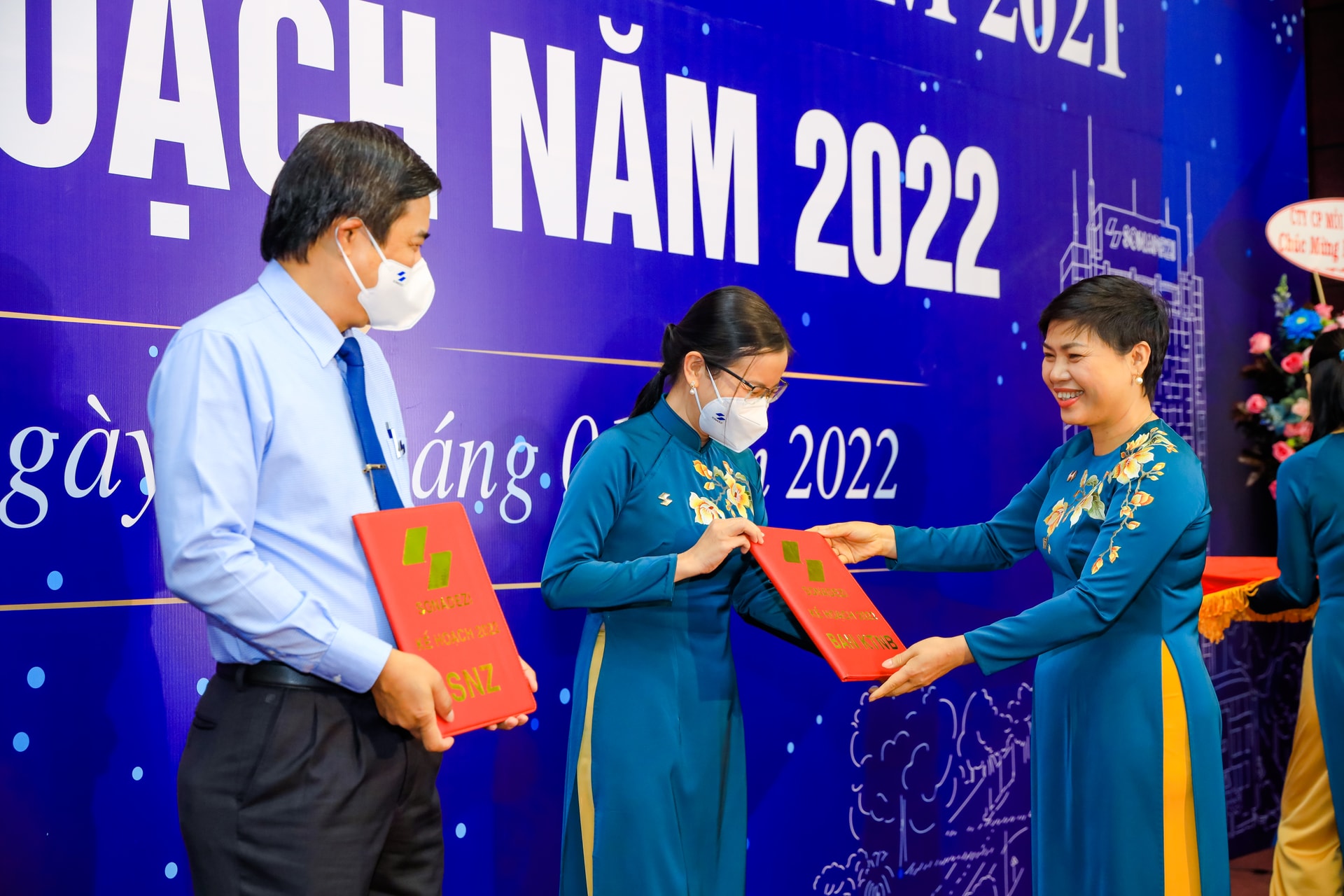 Chủ tịch HĐQT Sonadezi Đỗ Thị Thu Hằng trao kế hoạch năm 2021 cho Tổng giám đốc và Trưởng ban Kiểm toán nội bộ Tổng công ty