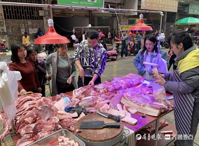 Liao Lifeng bán thịt lợn đã hơn nửa năm nay.