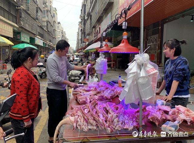 Nhiều người biết đến câu chuyện đặc biệt của Liao đã tìm đến tận quầy thịt của anh để gặp gỡ.