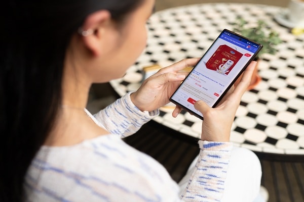 Chỉ cần vài thao tác đơn giản trên app Giấc Mơ Sữa Việt, mọi người đều dễ dàng chọn mua các sản phẩm dinh dưỡng của Vinamilk và gửi tặng cho người thân.